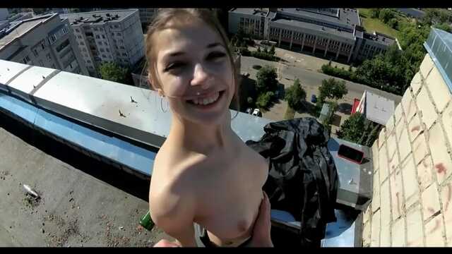 Русская студентка трахается на крыше с парнем, но очень боится спалиться